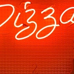 Концептуальная арт-инсталляция с рулеткой в современном искусстве